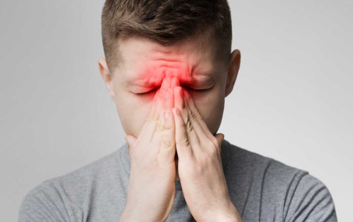 man experiencing sinus pain